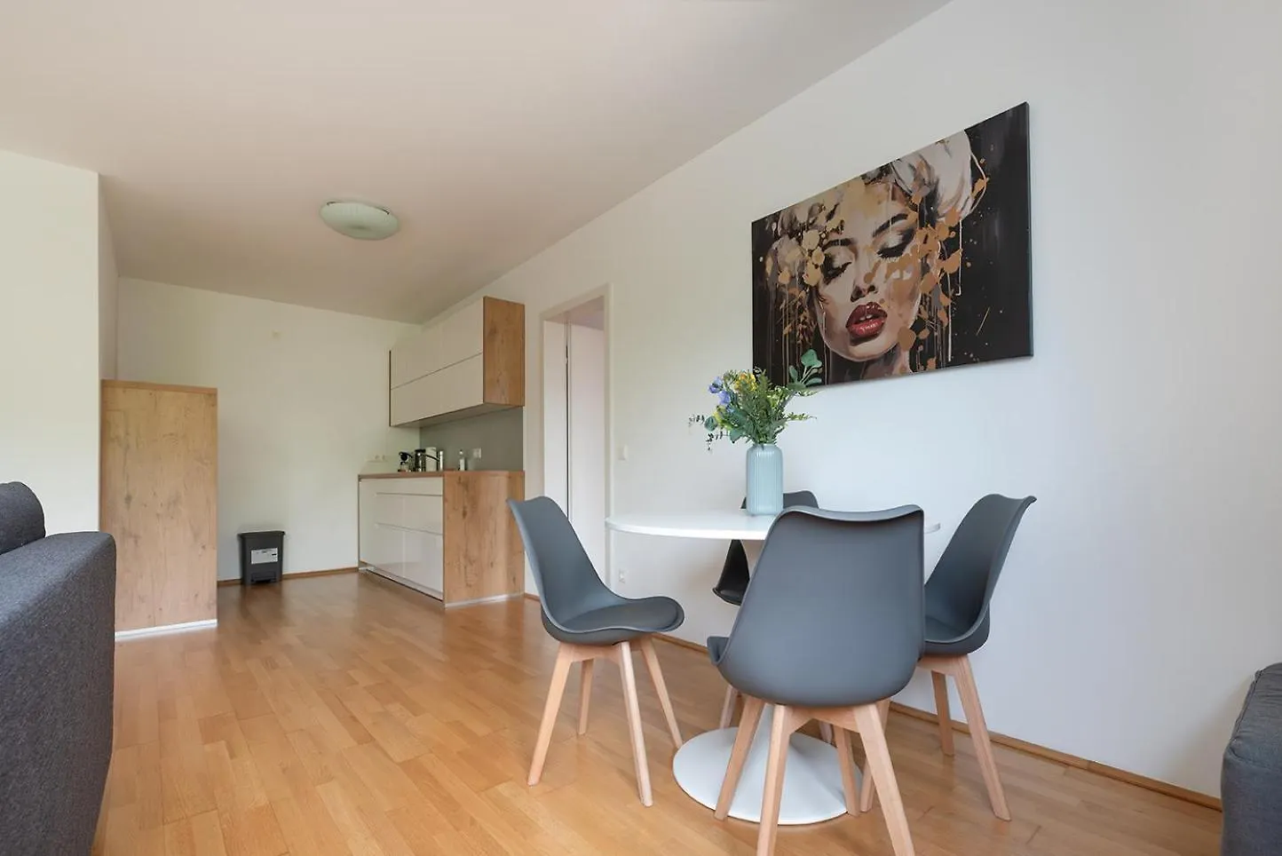 Between Old Danube And Danube Center - New, Quiet And Modern Vienna Apartment