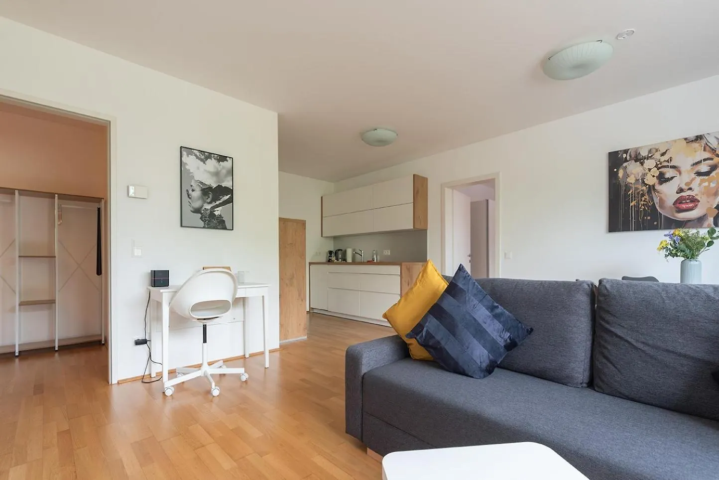 Between Old Danube And Danube Center - New, Quiet And Modern Vienna Apartment