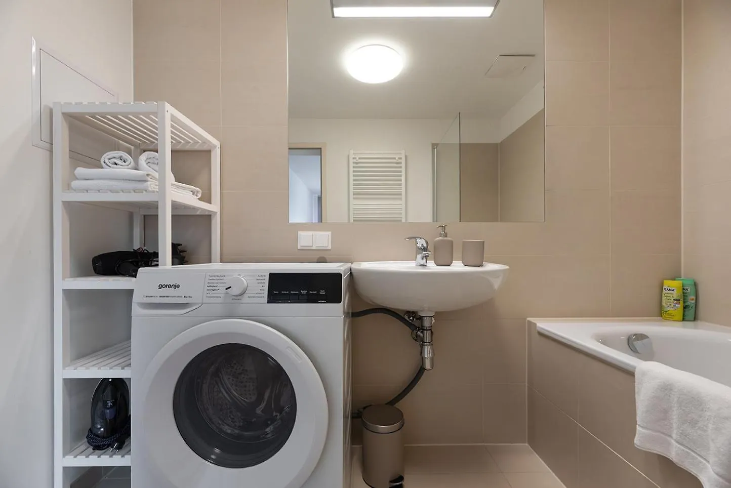 Apartment Between Old Danube And Danube Center - New, Quiet And Modern Vienna